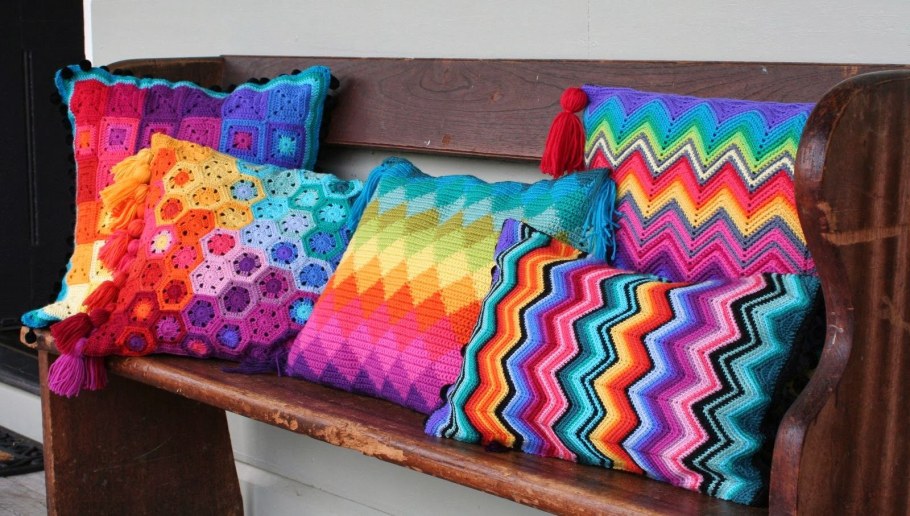 Вязаная подушка Радуга