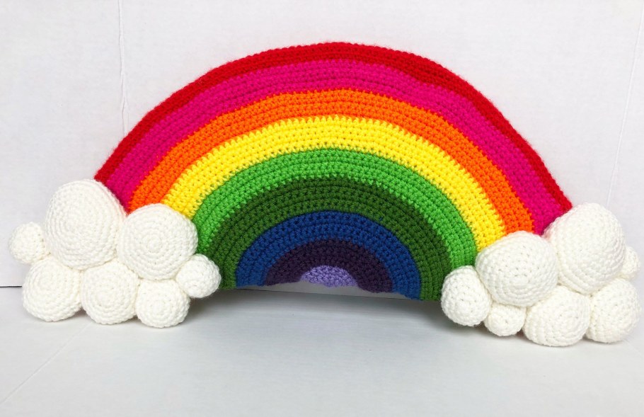 Вязаная подушка Радуга