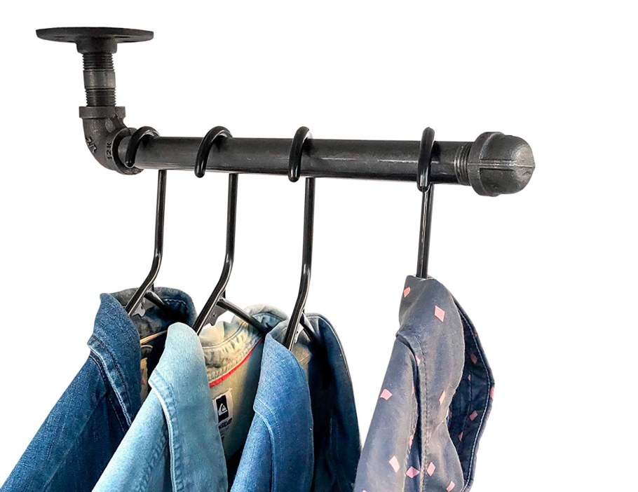 Одежда висит на трубах