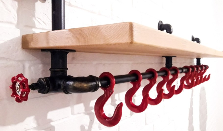 Вешалка из водопроводных труб