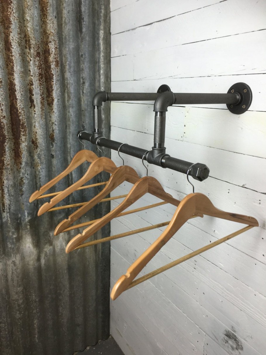 Вешалка настенная из труб