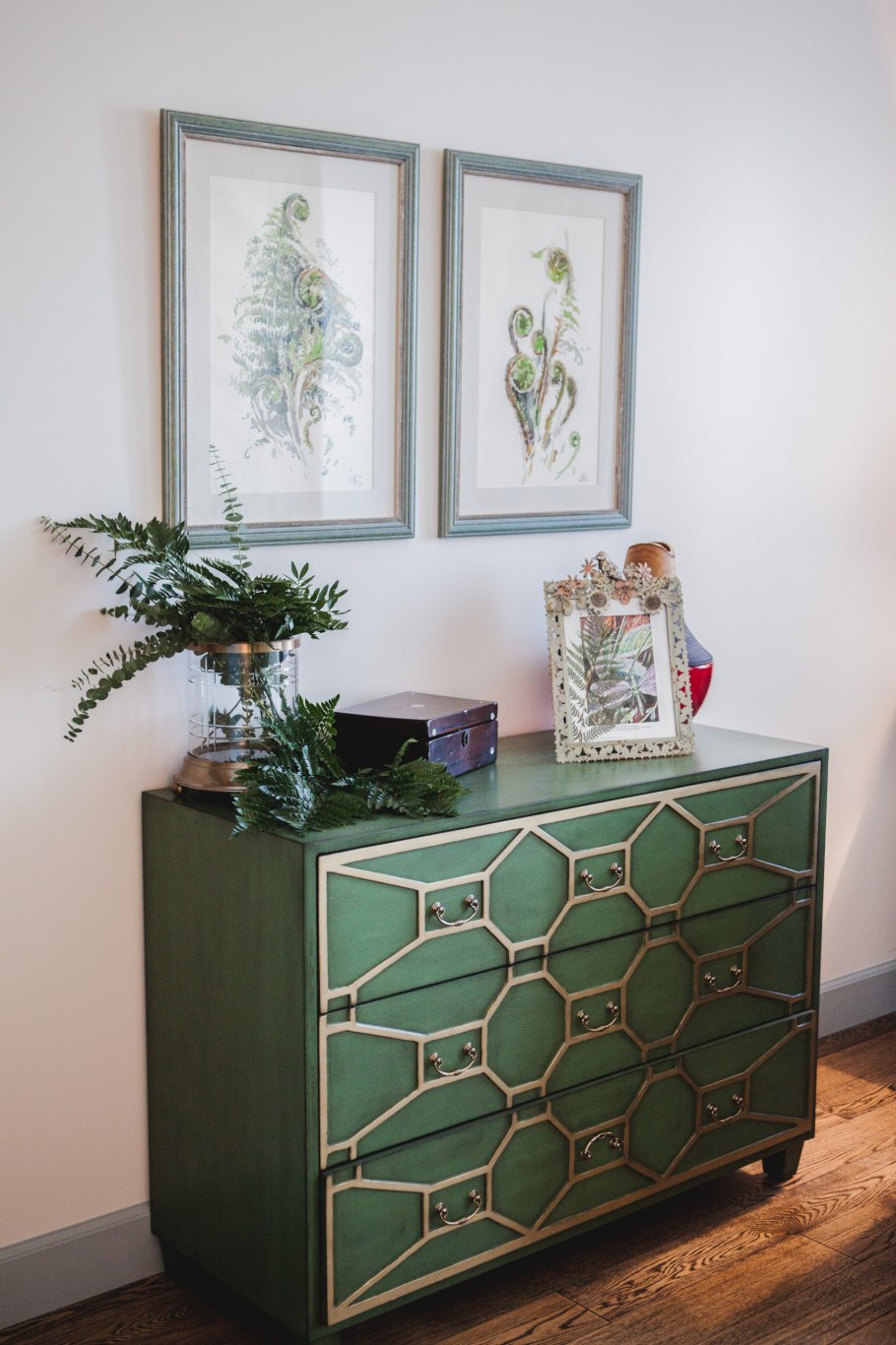 Зелёный комод в интерьере