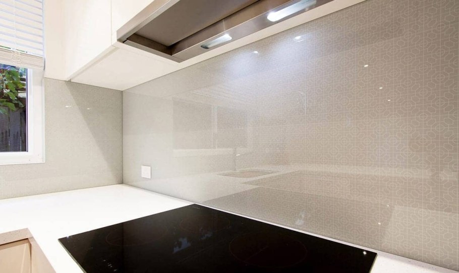 Прозрачный фартук для кухни из стекла