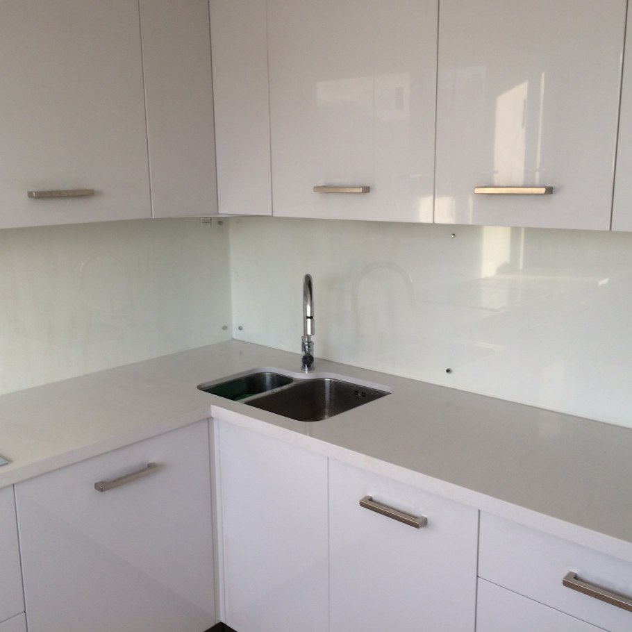 Фартук из стекла для белой кухни