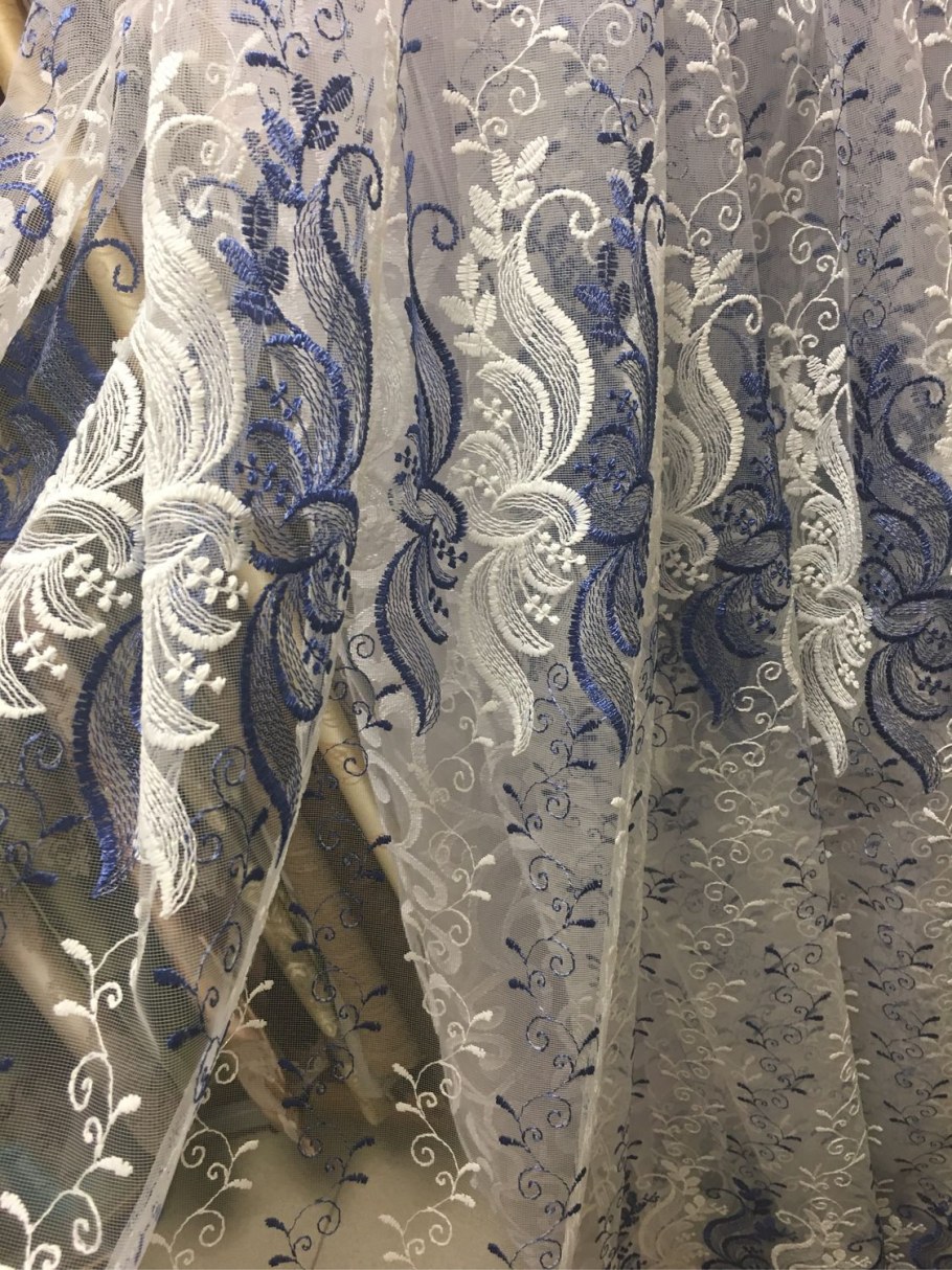 Тюль с голубыми цветами