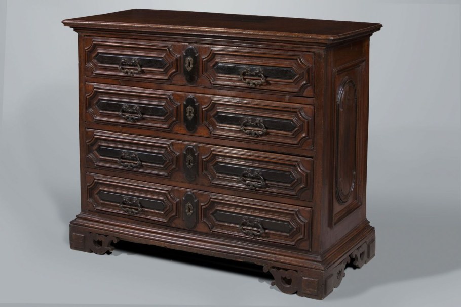 Комод в викторианском стиле