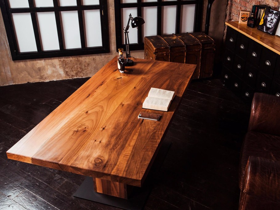 Стол из массива ореха