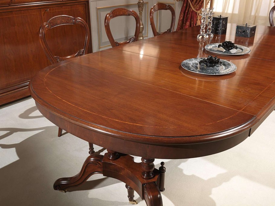 Овальный стол из дерева