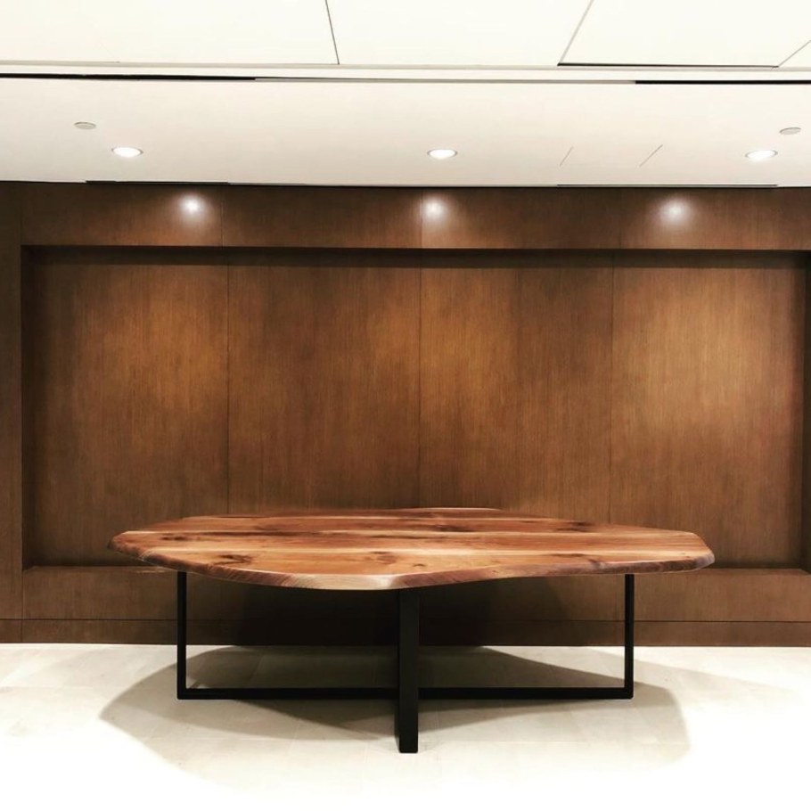 Обеденный стол из ореха