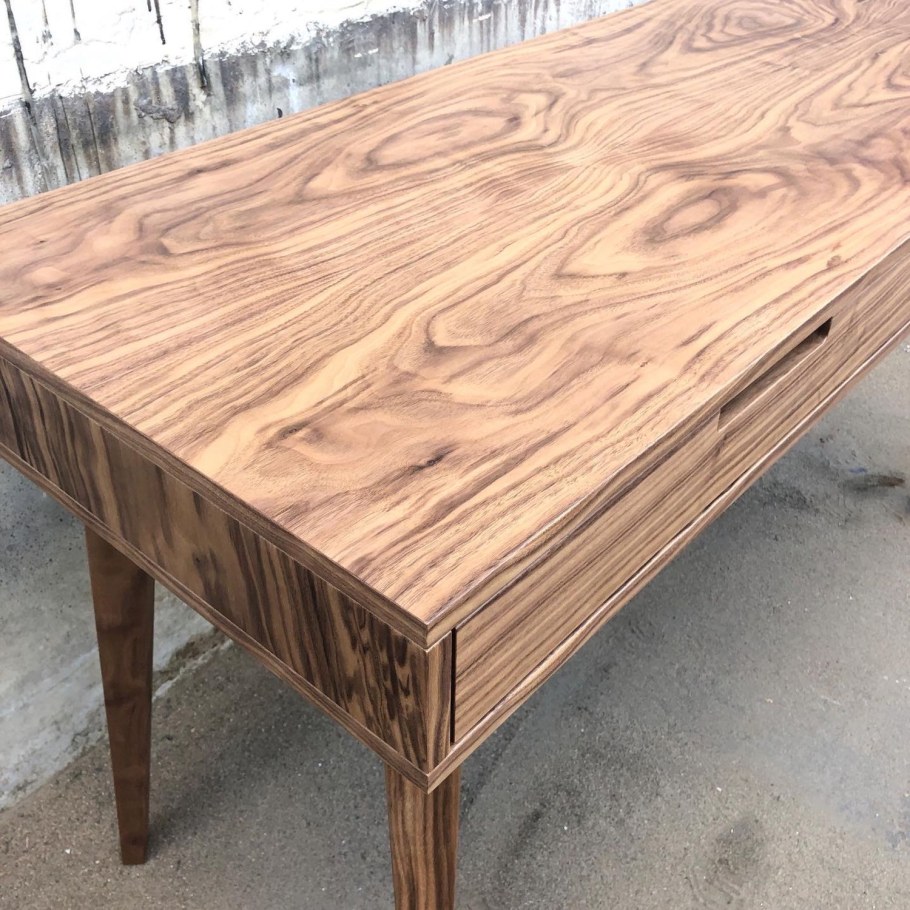 Столик из американского ореха