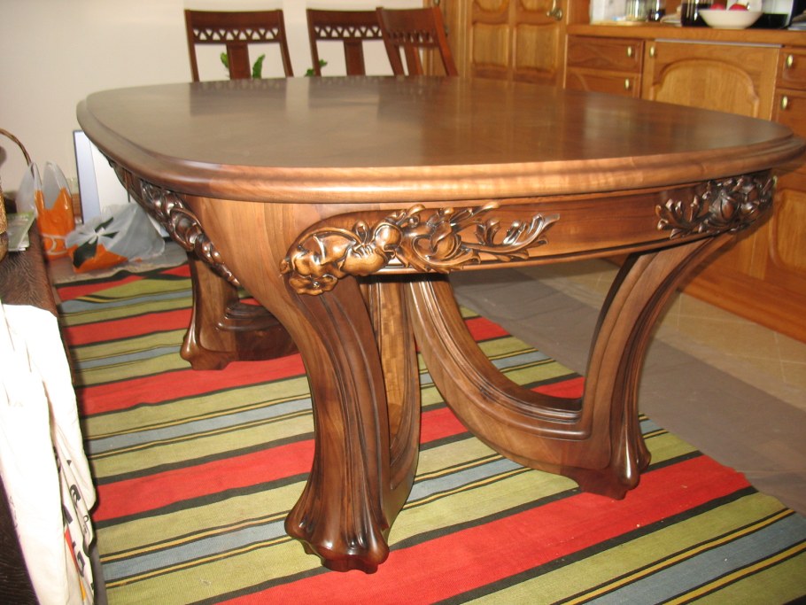 Деревянный резной стол