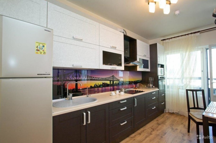 Кухня на одну стену с холодильником