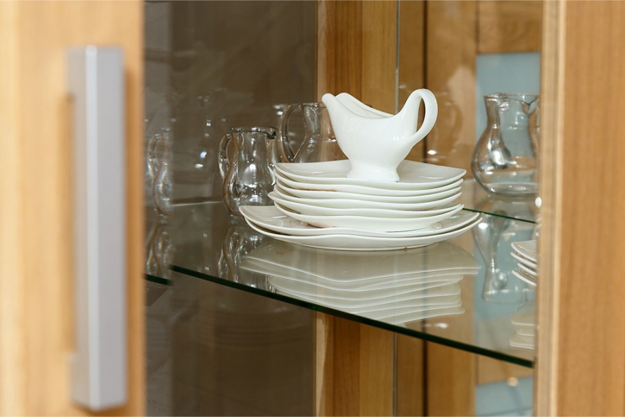 Полки с подсветкой на кухне