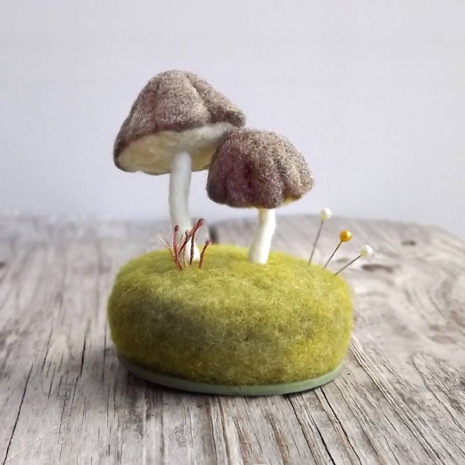 Игольница валянием