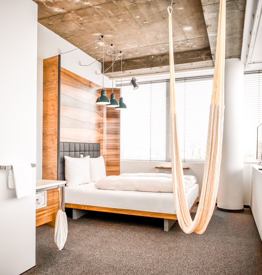 Качели в спальне