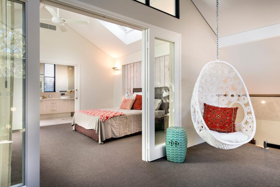 Подвесное кресло в интерьере спальни
