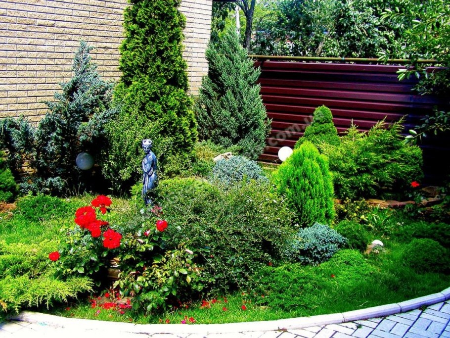 Миксбордер с туями и можжевельником