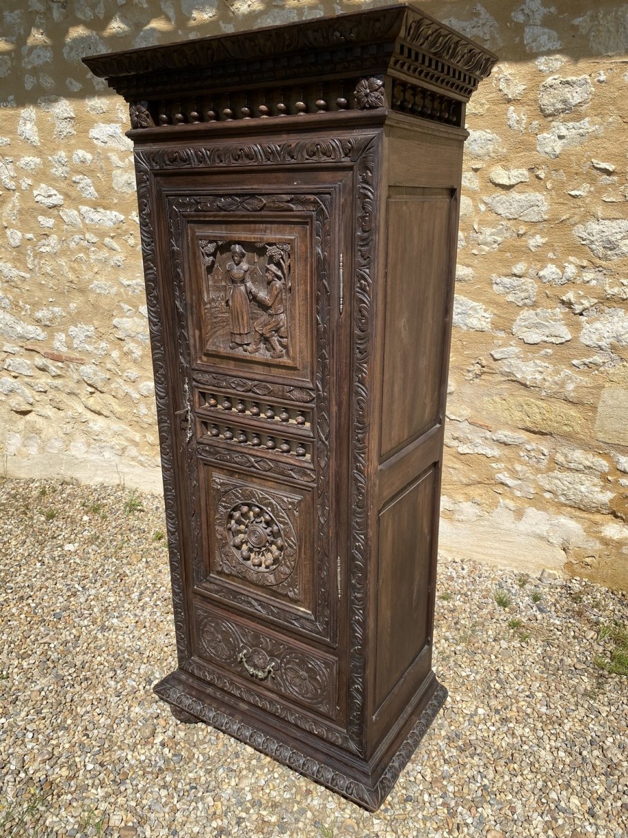 Антикварный платяной бретонский шкаф