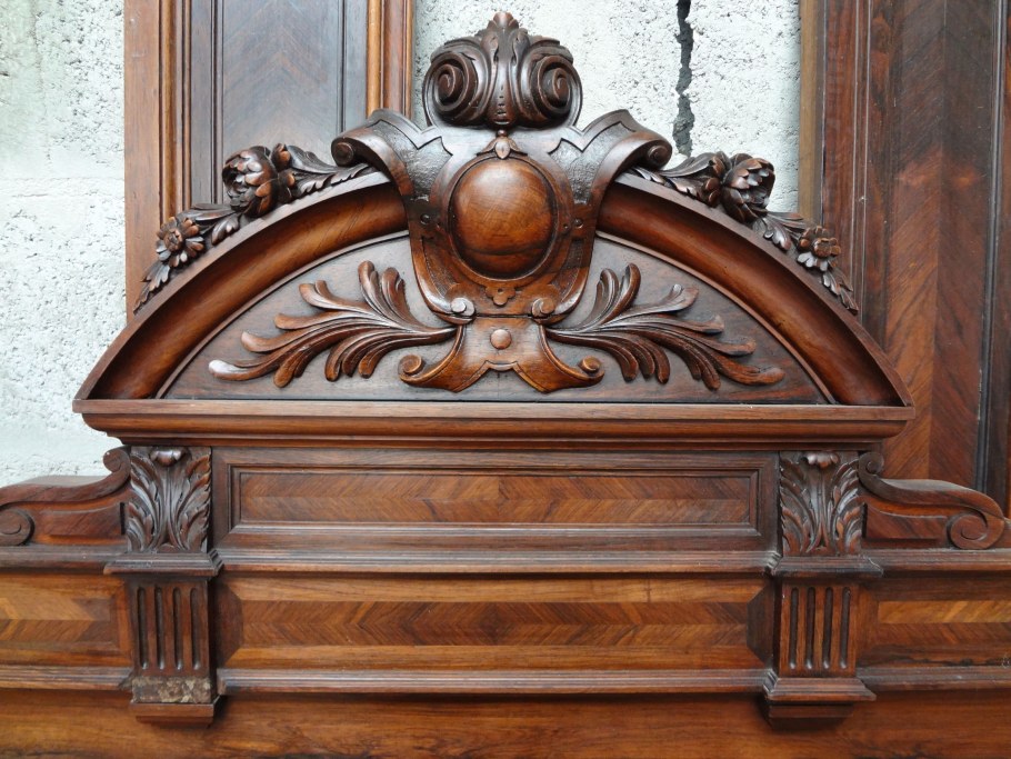 Старинная резная мебель