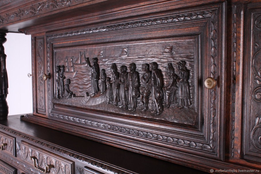 Буфет с резными дверцами