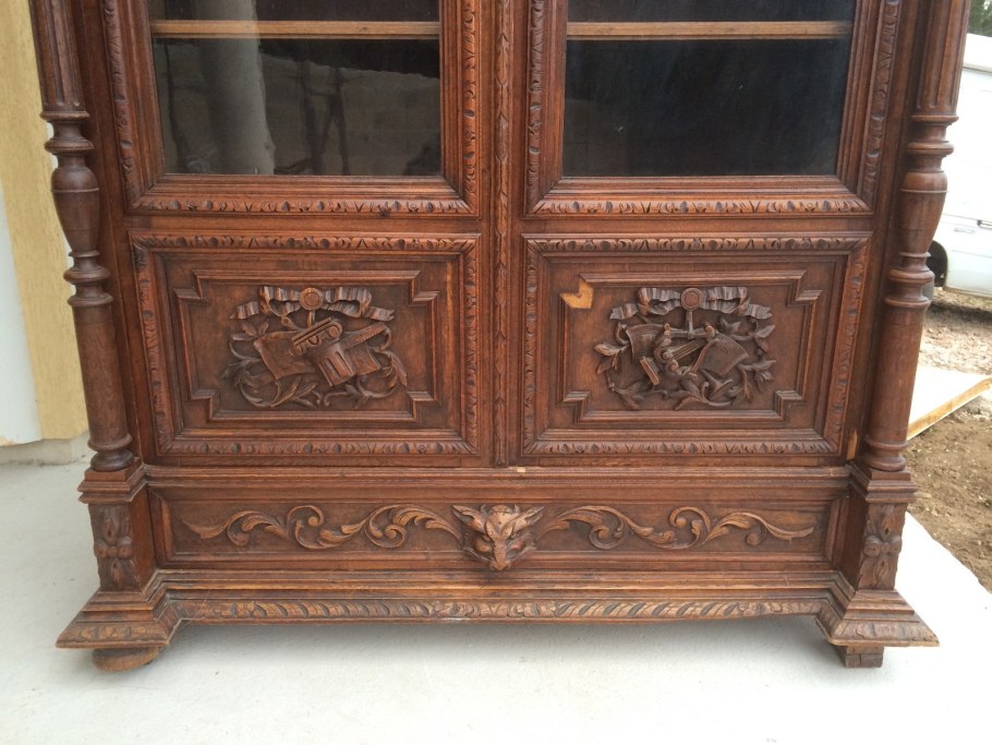 Резной шкаф Ренессанс