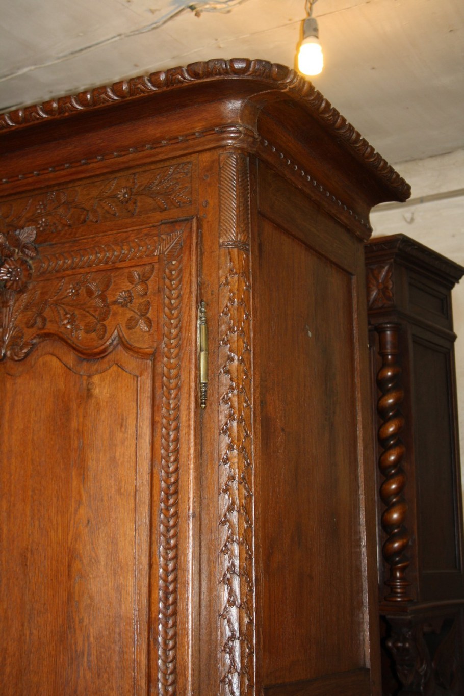 Антикварный дубовый шкаф