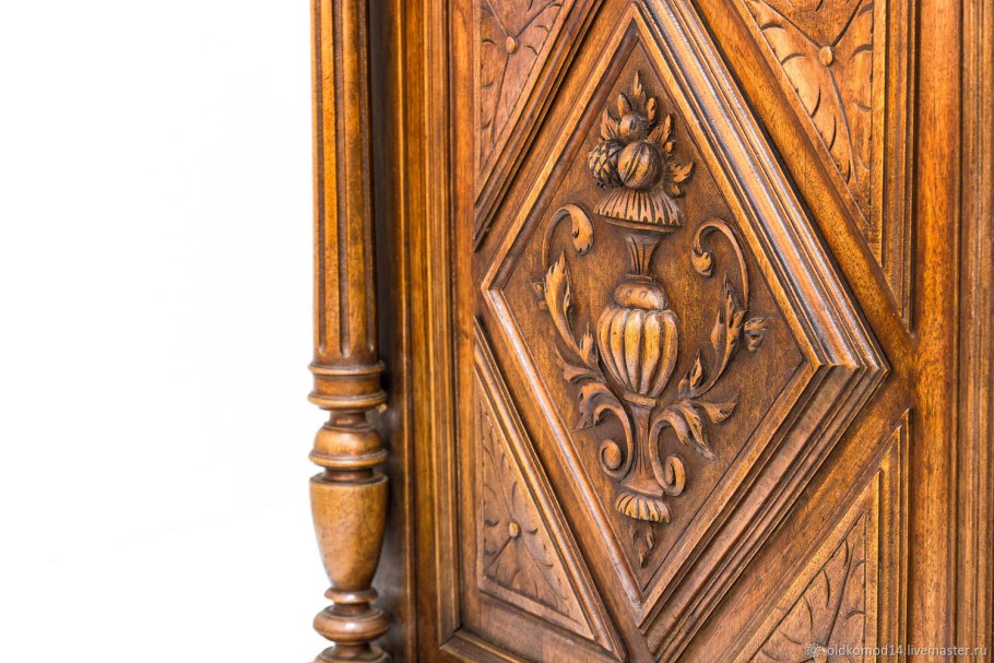 Старинный шкаф