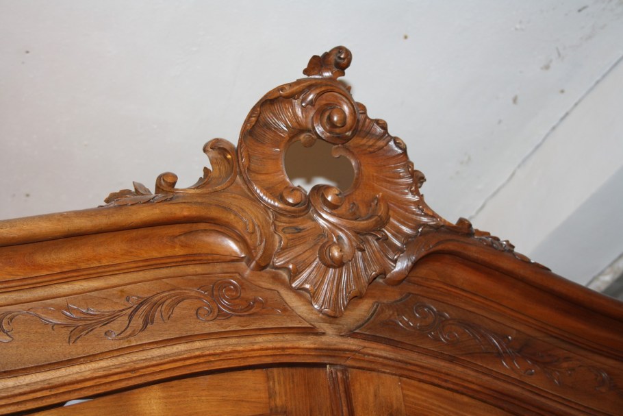 Навершия старых, резных шкафов