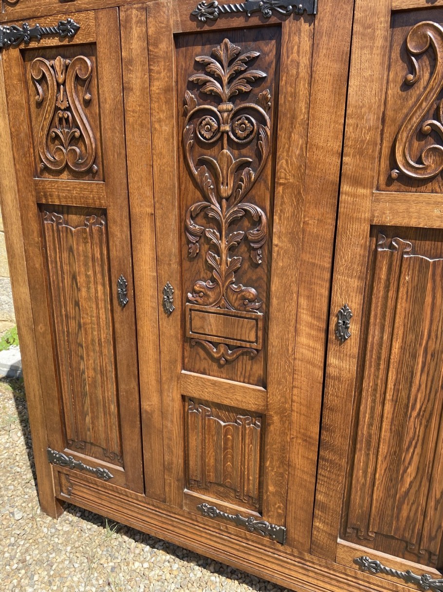 Шкаф дубовый старинный