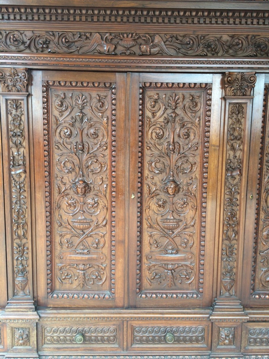 Старинный шкаф Ренессанс