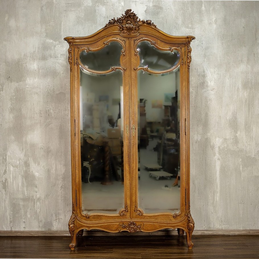 Старинный двустворчатый шкаф