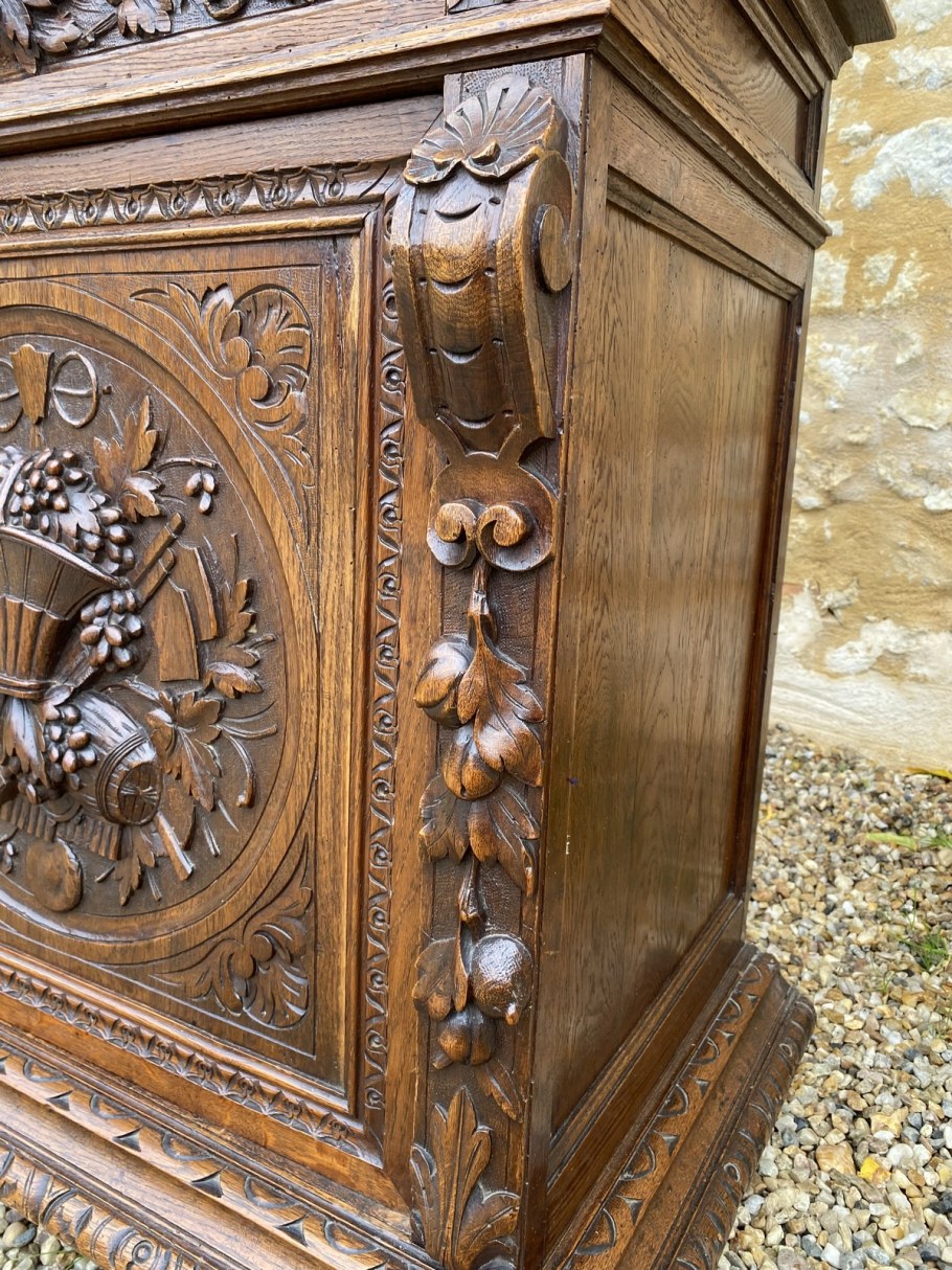 Дубовый резной буфет антикварный