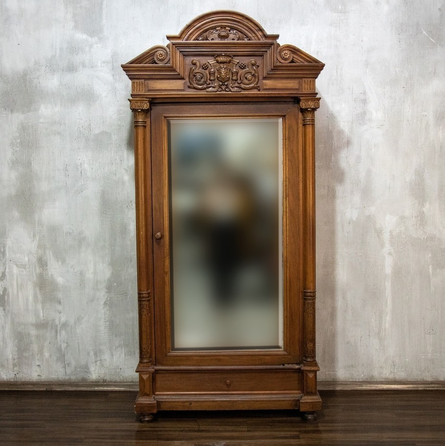 Антикварный платяной шкаф