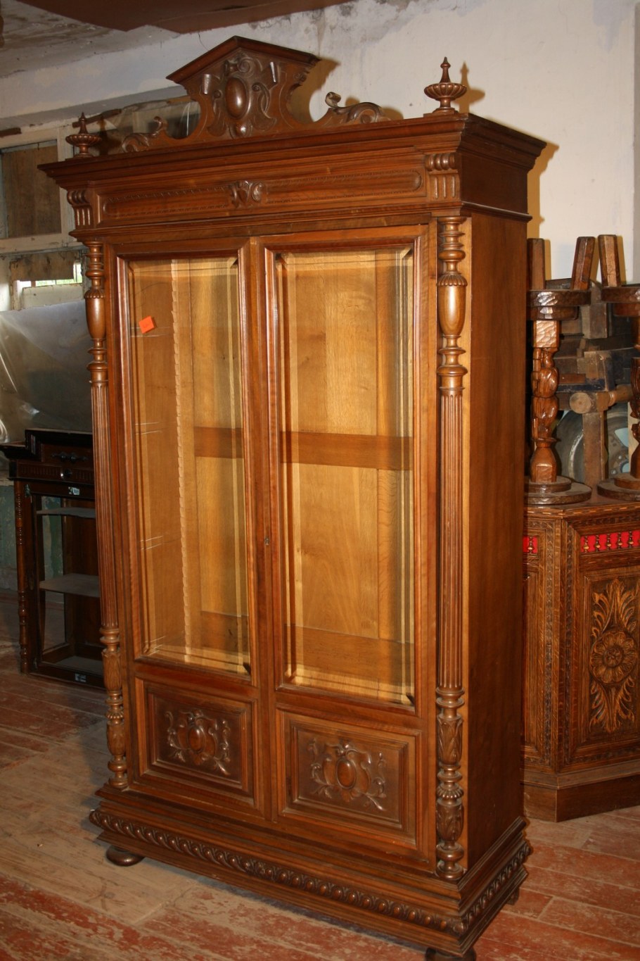 Старинный деревянный шкаф