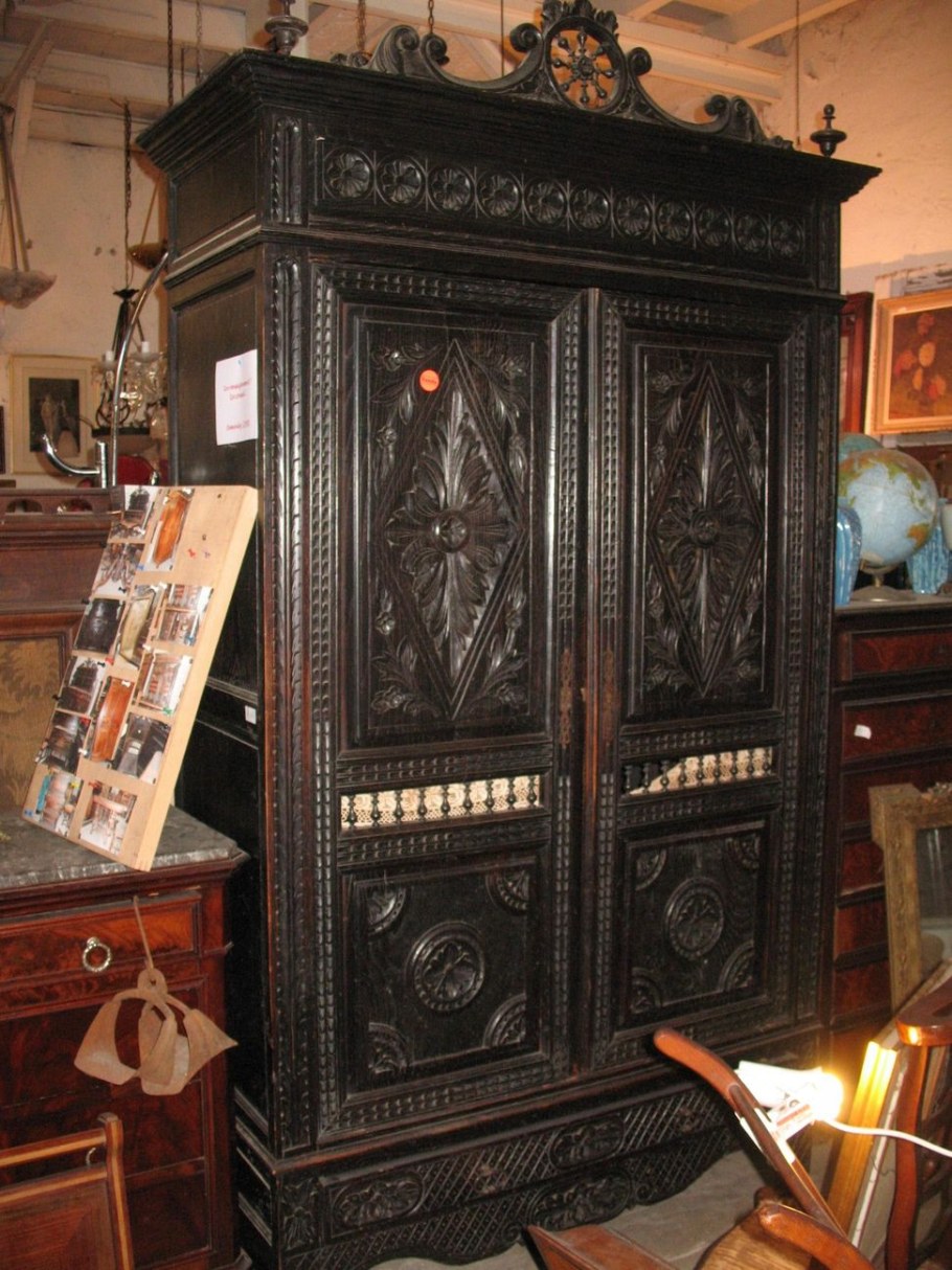 Старинный шкаф