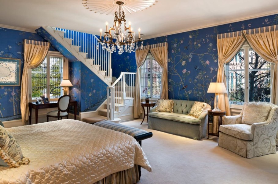 Шторы голубые с золотом в интерьере