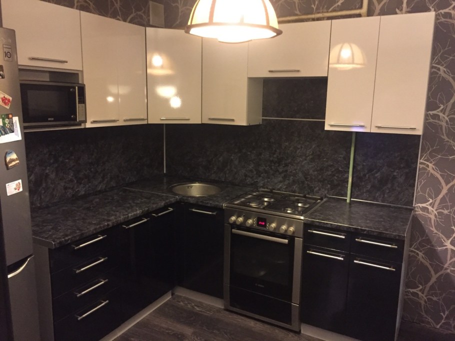 Кухонный гарнитур с темной столешницей