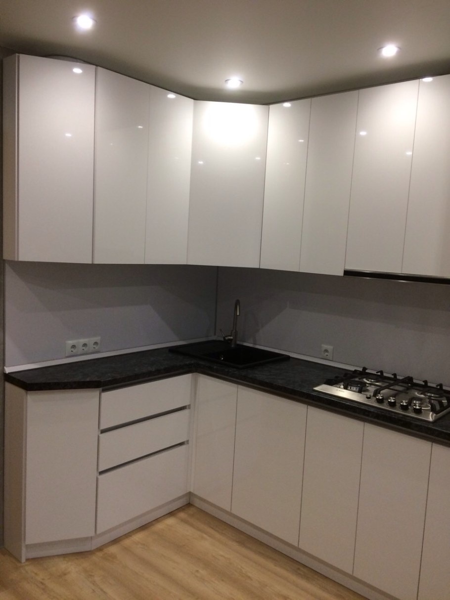 Угловые кухни из пластика