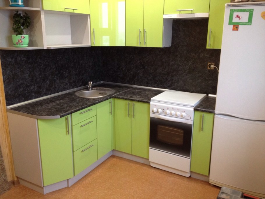 Угловая кухня 2100х1600 с газовой колонкой