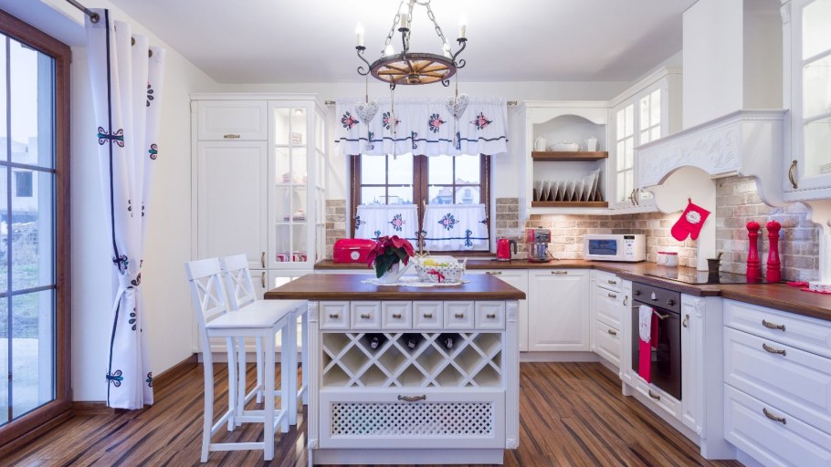 Белая кухня в средиземноморском стиле