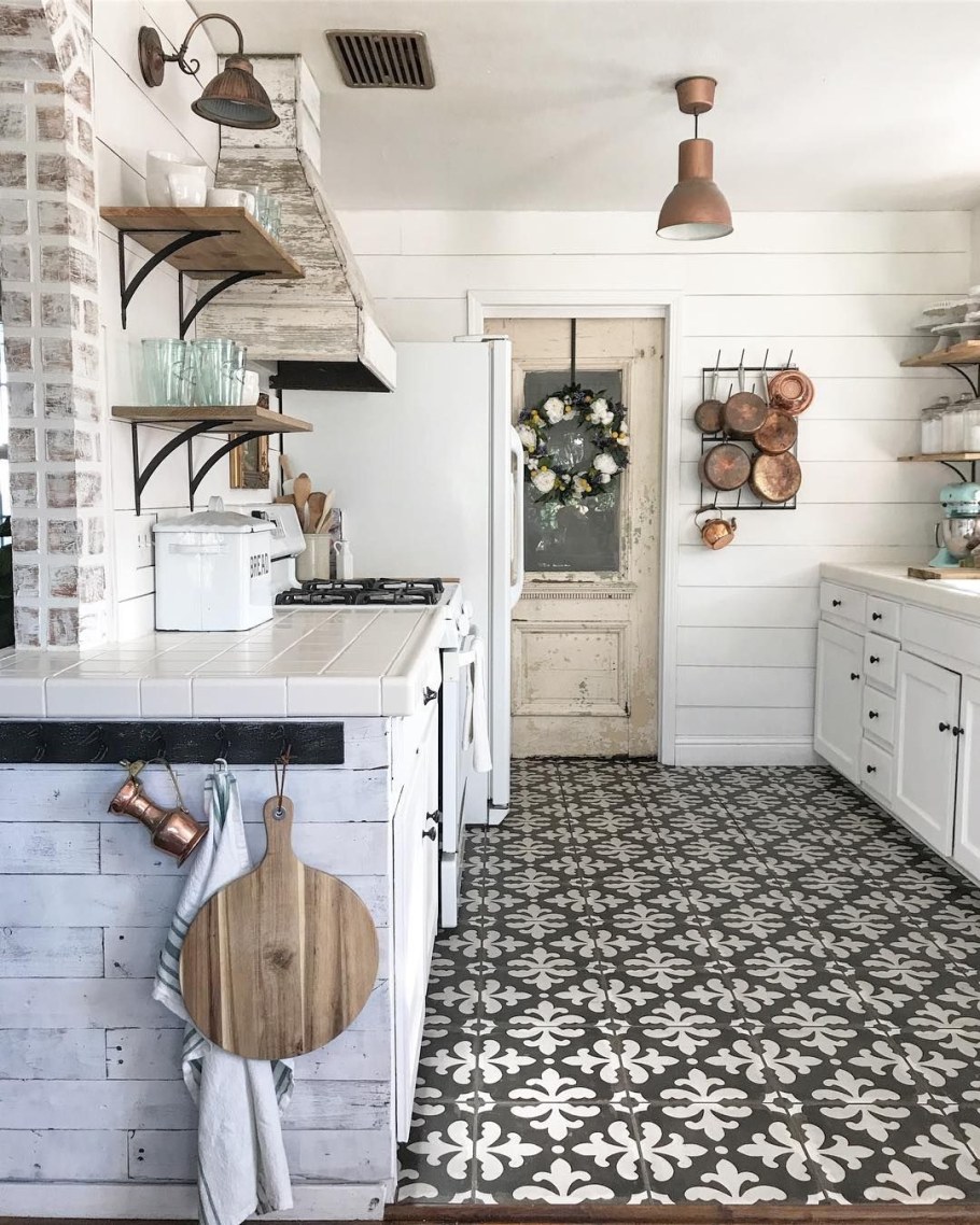 Кухня в стиле старины в малогабаритной