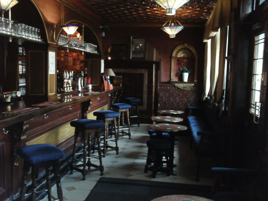 Английский паб Дикинсон