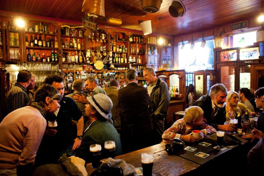 Люди в ПАБАХ Ирландии