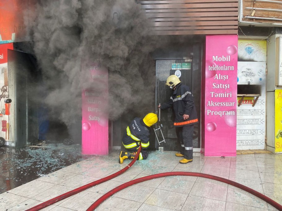 В Стамбуле горит торговый центр Metro City