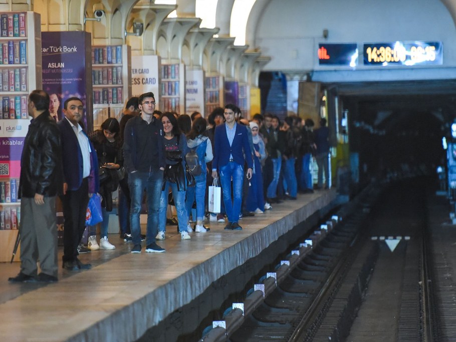Метро Баку час пик