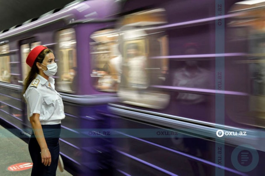 Поет дама в метро Иностранка