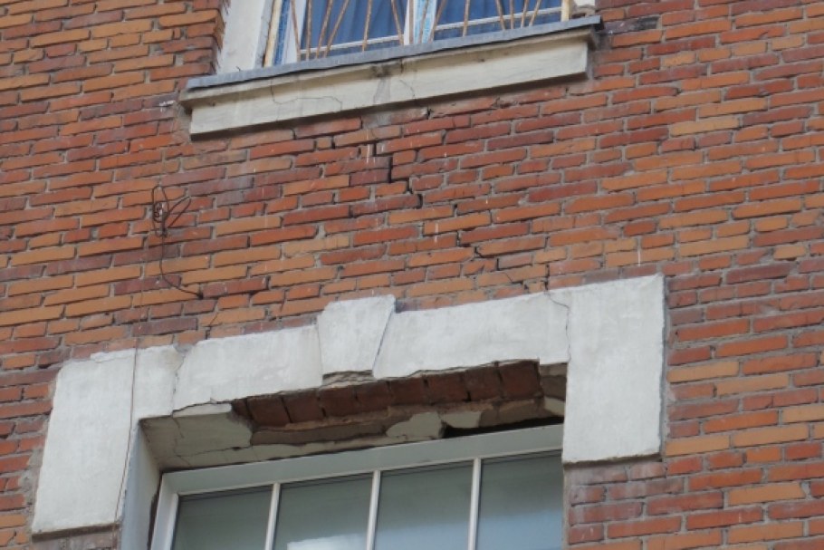 Трещины под окнами в кирпичной кладке после установки окон
