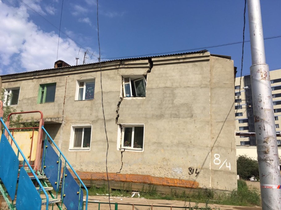 Трещина в доме