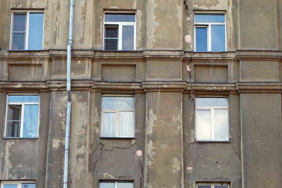 Деформация выгиба здания трещины зданий в Санкт Петербурге