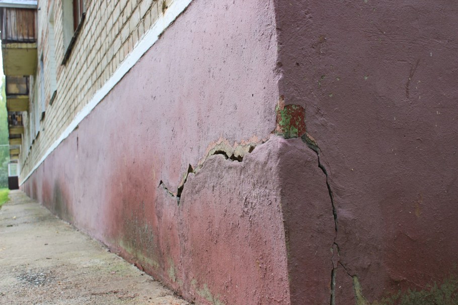Трещины на фасаде